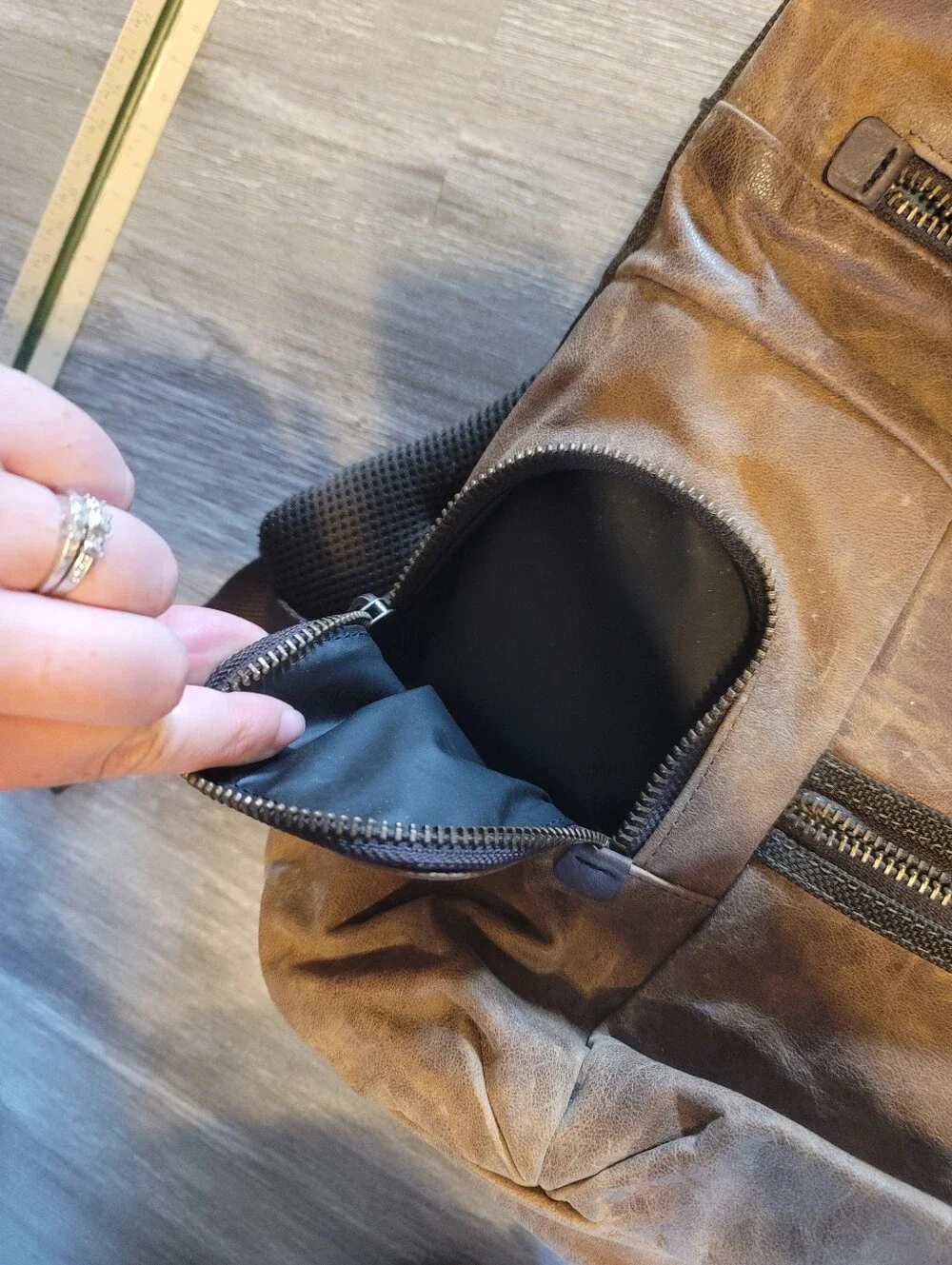 Tumi Premium, 100% full-grain leather TUMI Alpha Bravo 